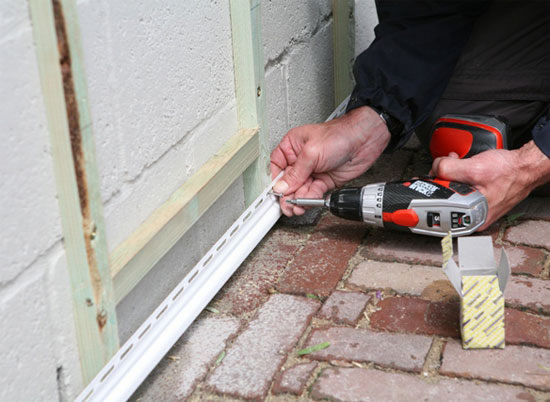 Крепим опорную планку