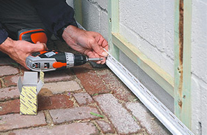 Крепление делаем в предназначенные для этого пазы