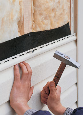 Крепление выполняется перпендикулярно и в специальное отверстие