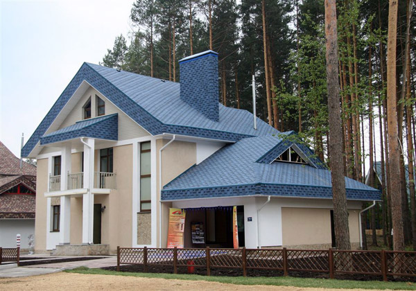 Крыша и дымоход с покрытием из битумной черепицы