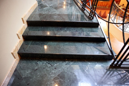 Лестница, облагороженная гранитом