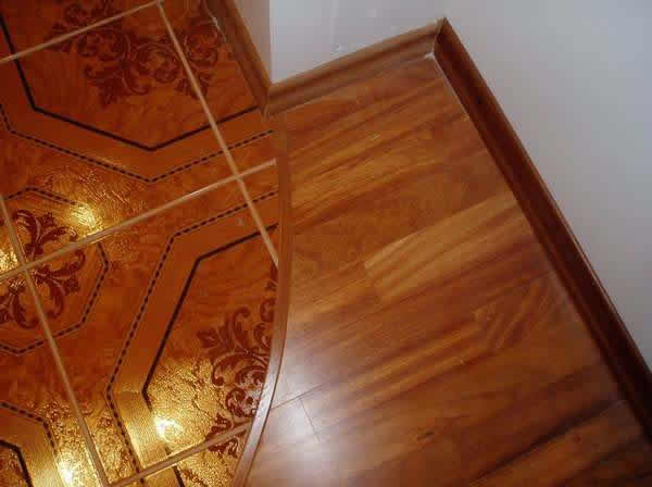 Дизайн напольного покрытия в маленьком коридоре