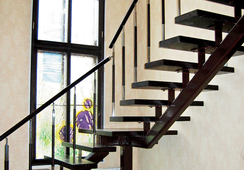 Металлическая лестницы с деревянными ступенями