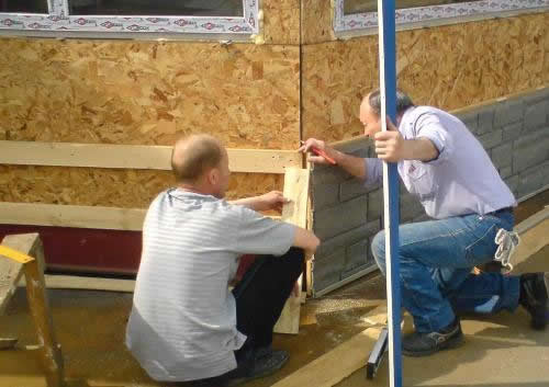 Между рейками каркаса выдерживаем зазор