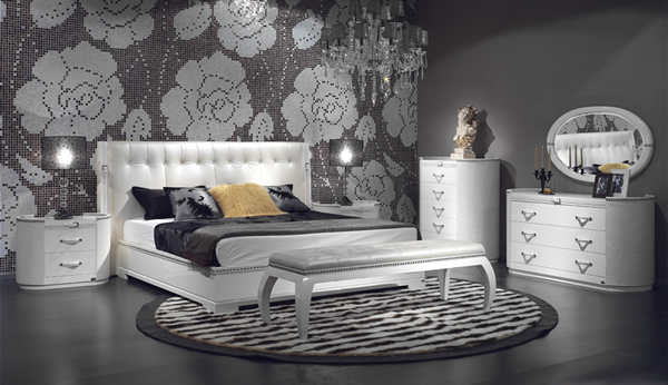 Мозаичное панно на стене в изголовье кровати