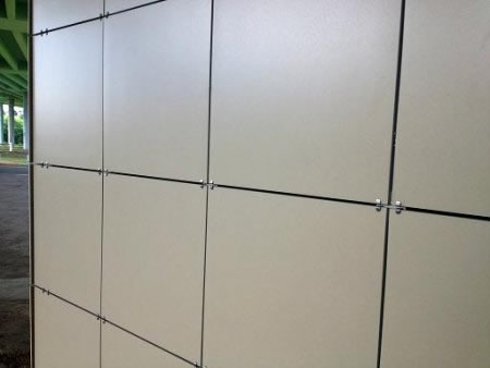 На фото видны элементы крепления керамогранитных плит