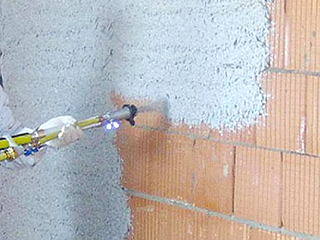 Нанесение гипсовой штукатурки при помощи пульверизатора