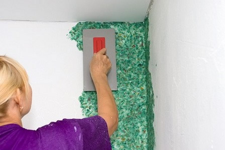 Нанесение жидких обоев при помощи шпателя
