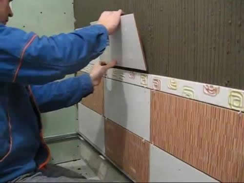 Наносим раствор и крепим плитку