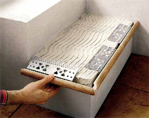 Наносим слой раствора при помощи гребенчатого шпателя