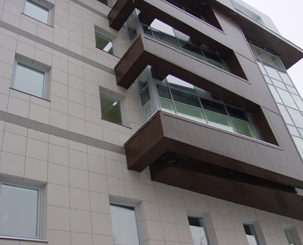 Оригинальная отделка балконов сайдингом