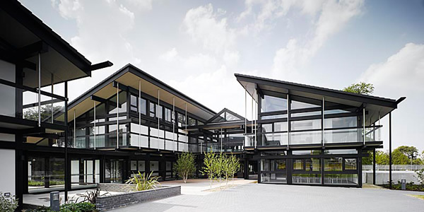 Современный фахверк из стекла