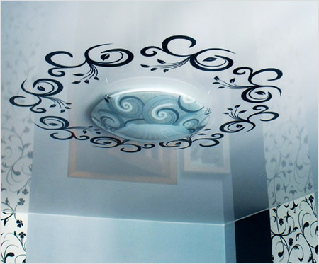 Натяжной потолок в ванной. Дизайн