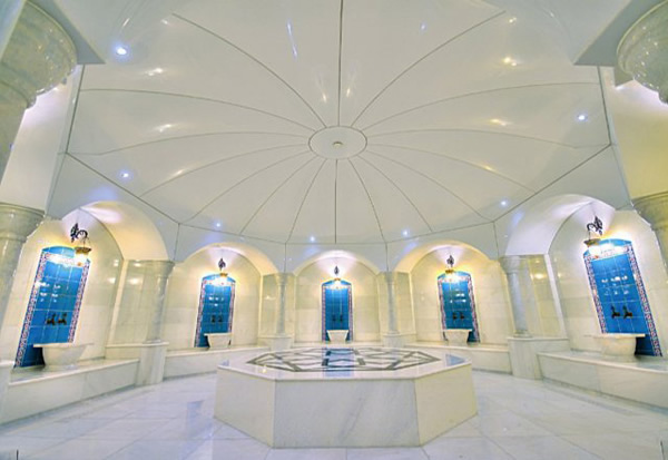 Натяжной потолок - дирижер в этом интерьере