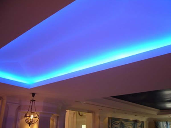 natyazhnoy-potolok-s-podsvetkoy