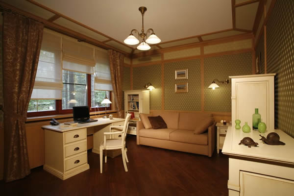 Натяжной потолок в деревянном доме - фото интерьера