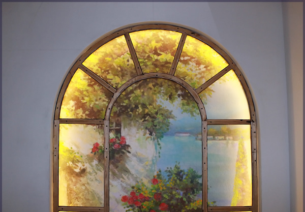 Ниша с витражом