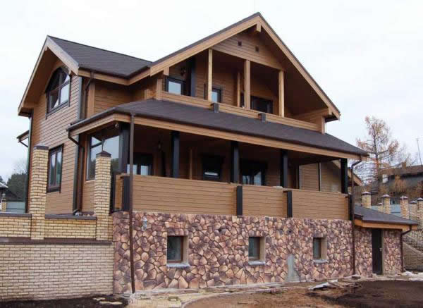 Облицовка цоколя рваным камнем