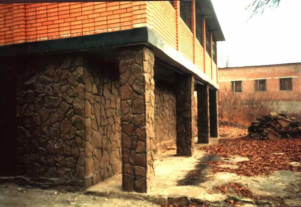 Облицовка цоколя дома рваным камнем