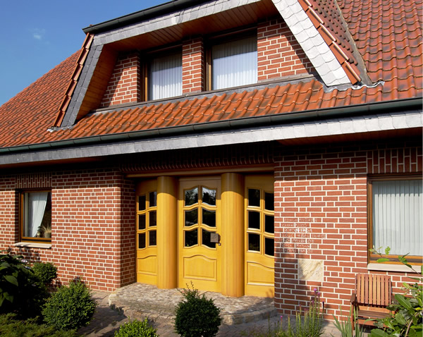 Облицовка деревянных домов фасадной плиткой под кирпич