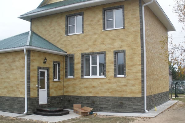 Облицовка фасада дома цокольным сайдингом