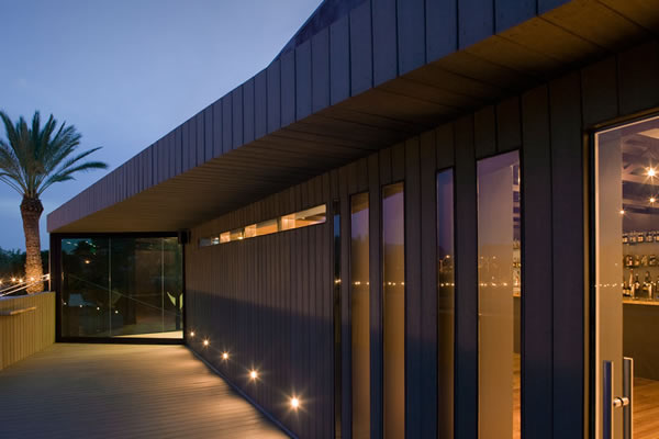 Облицовка фасада торгового павильона алюминиевыми сэндвич-панелями