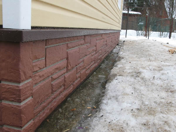 Облицовка фундамента пластиковыми панелями