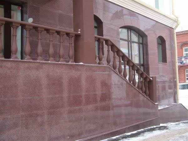 Облицовка цоколя гранитными плитами с красным оттенком
