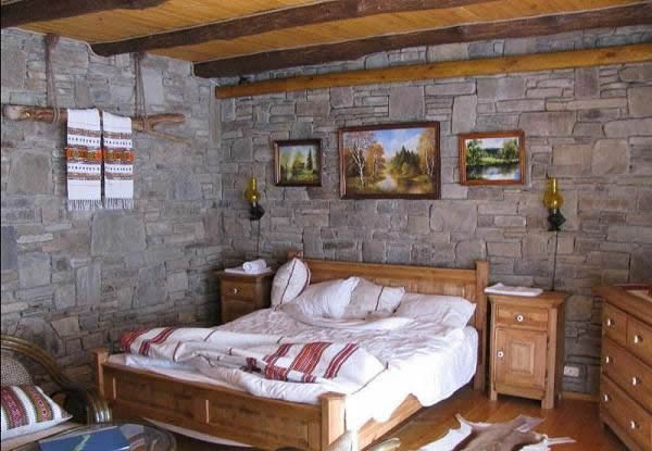 Обои с каменным шпоном в деревянном доме