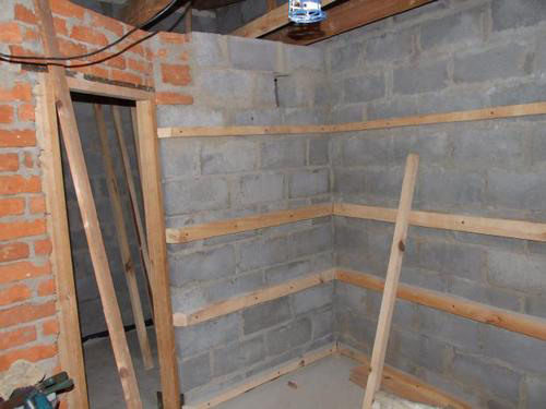 Обрешетка устанавливается по периметру всех стен