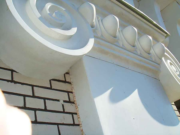 Оформление фасада из стеклопластика