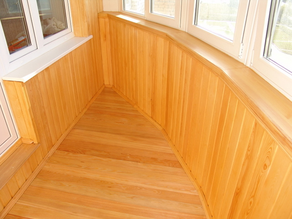 Отделка балкона вагонкой всегда популярна