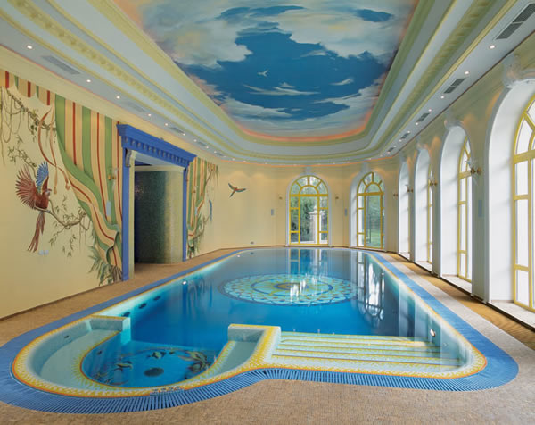 Современный бассейн с оригинальным дизайном