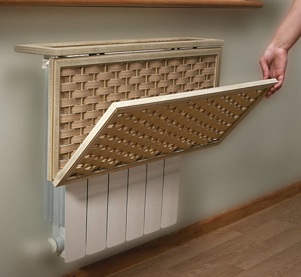 Отделка батареи деревянной рамкой с переплетёнными полосками ткани