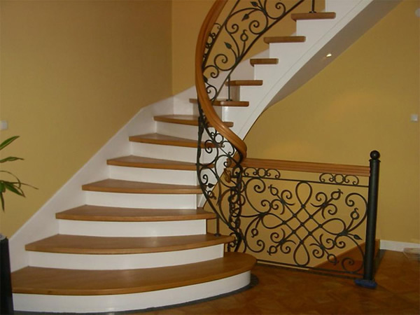 Бетонная лестница с оригинальным парапетом