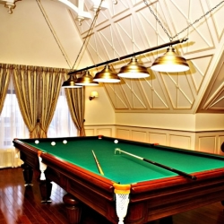 Отделка бильярдной комнаты светлыми панелями