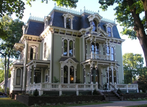 Миленькая усадьба в роще