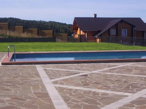 Отделка лабрадоритом зоны вокруг бассейна