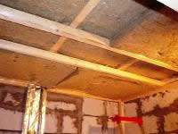 Обрешетка и утеплитель на потолке сауны