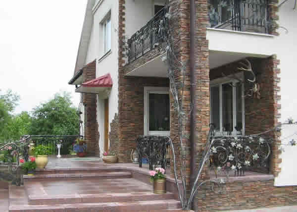 Сочетание камня со штукатуркой в отделке фасада