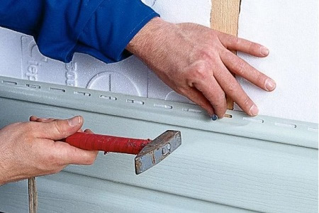 Крепление саморезов делается в специальных отверстиях