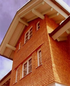 Отделка фасада дранкой из красного канадского кедра