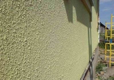 Применение акриловой штукатурки в отделке фасада дома