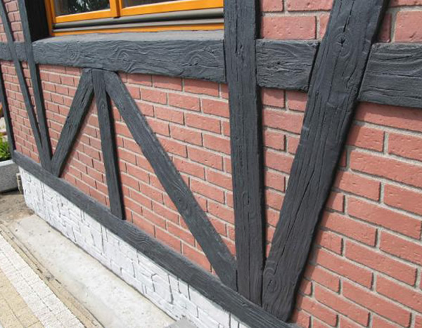 Стена фасада, оклеенная полиуретановой доской