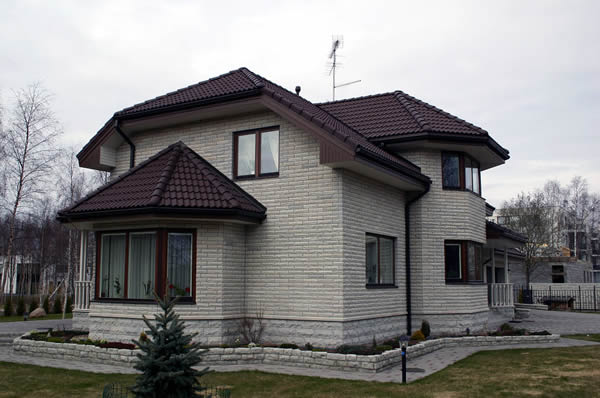 Отделка искусственным камнем фасада частного дома