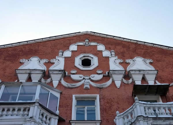 Фронтон дома с декоративной отделкой