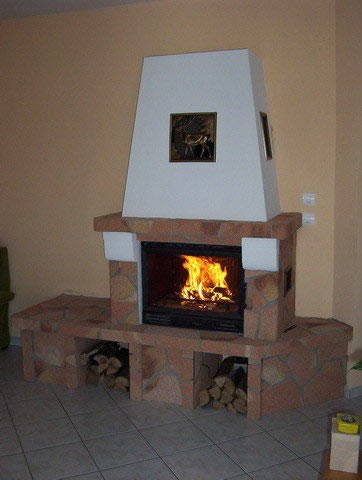 Гибкий камень в отделке камина