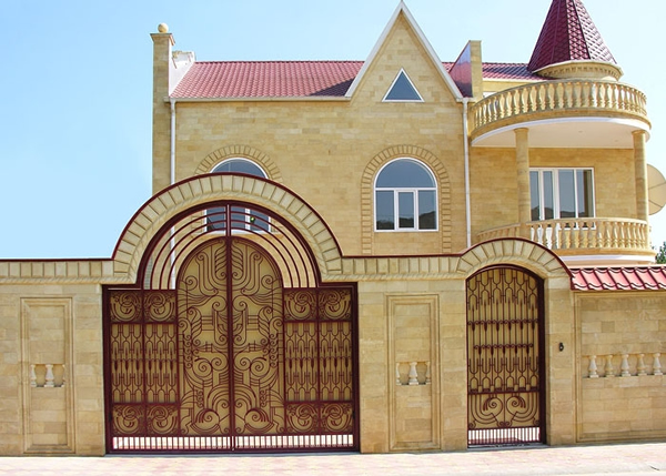 Колонны и балясины из камня, как архитектурные элементы фасада