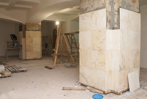 Отделка колонн керамической плиткой