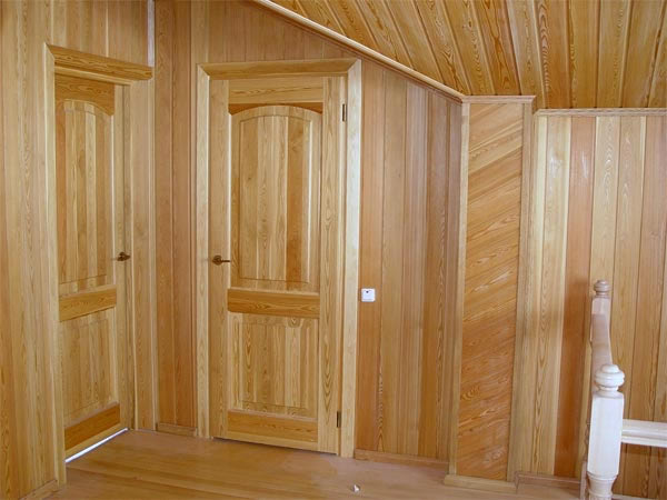 Отделка коридора сосновой вагонкой